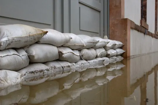 Sandsäcke während einer Überschwemmung bei einer Hochwasserkatastrophe