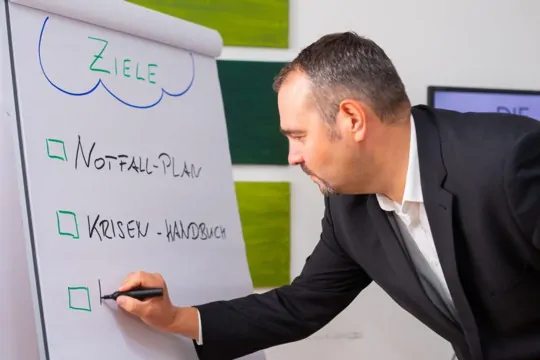 Markus Glanzer erläutert die Ziele des Notfall- und Krisenmanagements an einem Flipchart