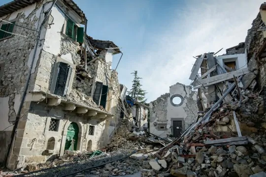 Beschädigte Häuser nach einem schweren Erdbeben (Naturkatastrophe)