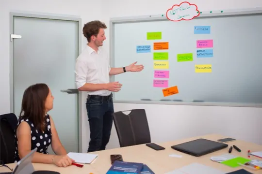 Ein Schulungsteilnehmer erläutert Krisenszenarien während eines Trainingsprogramms